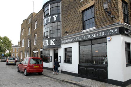 Thames Path - the Cutty Sark pub