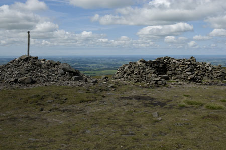 Shelter and cairn on Fair Snape Fell (West)