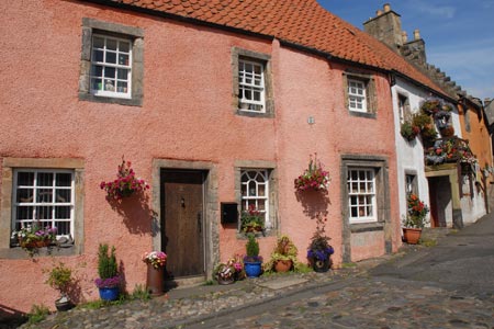 Culross - lovely cottages line Tanhouse Brae