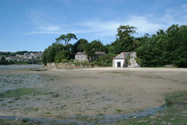 Point Cottage on the tidal estuary of the river Plym