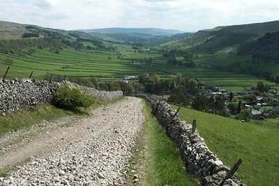 Top Mere Road descends into Wharfedale