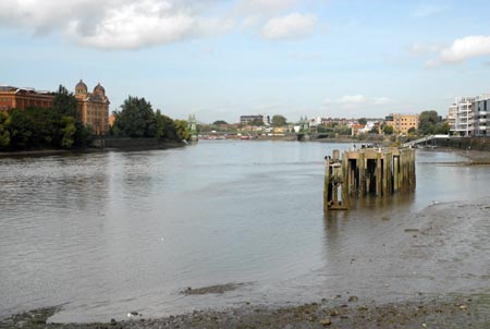 View of Thames from Fulham to Hammersmith Bridge