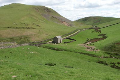 A solitary field barn with Gregory Hill rising to its left
