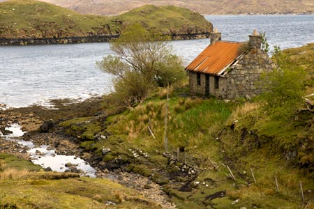 Ruined cottage beside Loch Maraig
