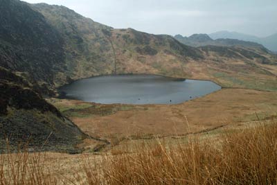 Llyn Llagi has crags rising from its south shores